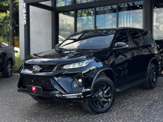 TOYOTA HILUX SW4 2.8 D-4D TURBO DIESEL DIAMOND 7L 4X4 AUTOMÁTICO TOYOTA HILUX SW4 2.8 D-4D TURBO DIESEL DIAMOND 7L 4X4 AUTOMÁTICO